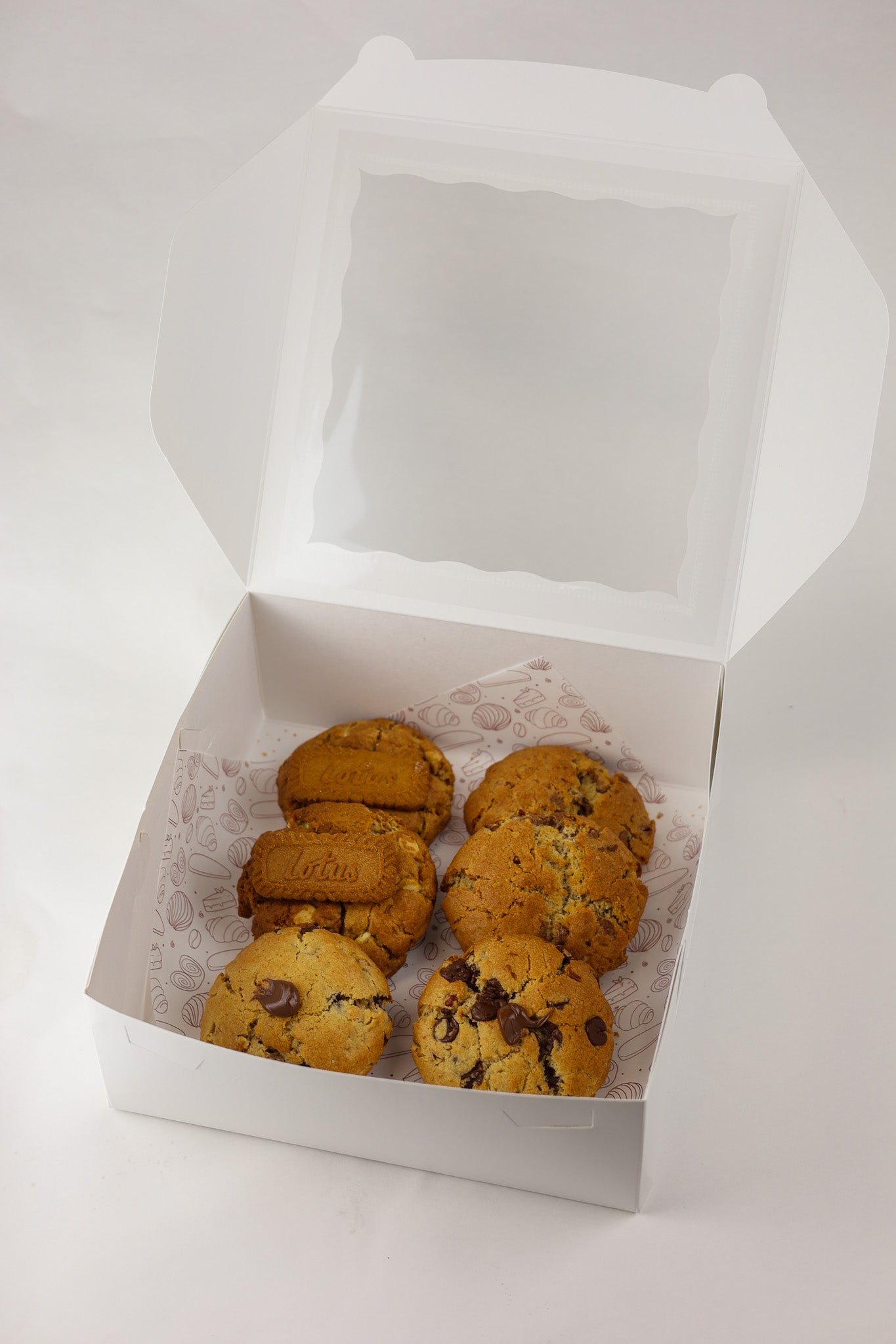 NYC-style chunky cookies in 4 flavors: Nutella, Oreo, Biscoff & walnut chocolate chip. Always available for pickup at Shelíss Bakeshop
