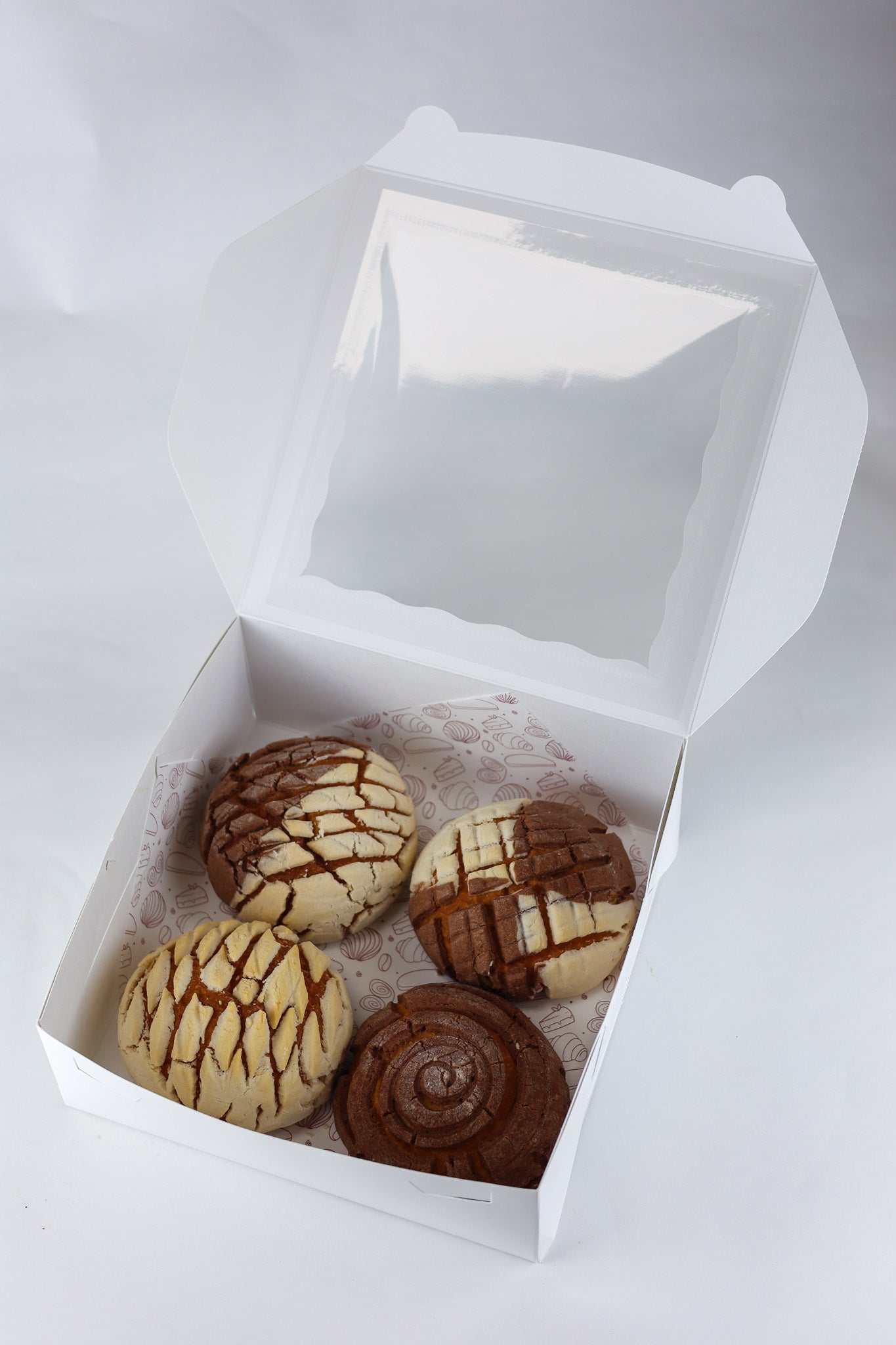 Box of 4 conchas in vanilla and chocolate flavor available at Shelíss Bakeshop